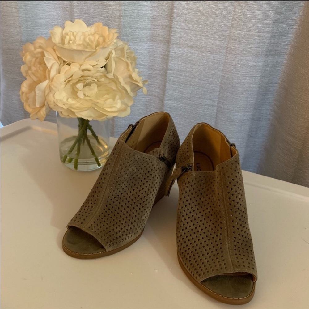Lucky Brand Grey: Wood Wedges